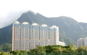 香港银湖天峰位于香港乌溪沙地铁站上盖，由8座高层住宅组成