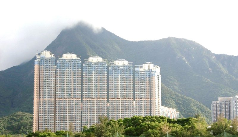 香港银湖天峰位于香港乌溪沙地铁站上盖，由8座高层住宅组成