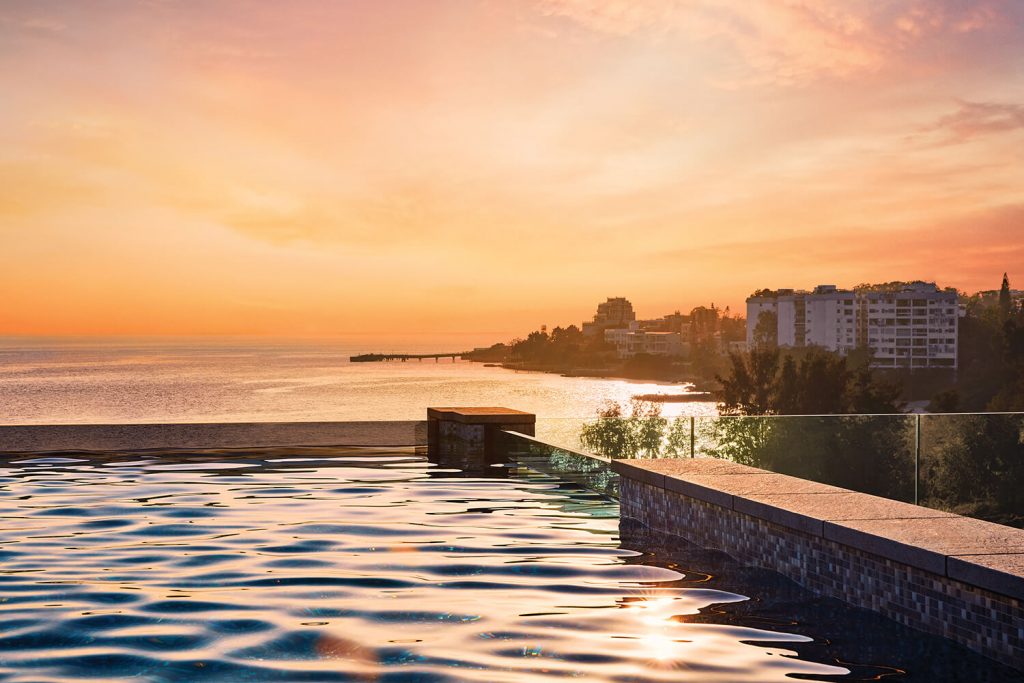 香港畔海3号别墅带私家花园，无边际泳池，房价1.3亿  第2张