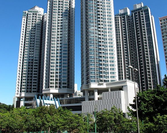 香港现崇山位于香港黄大仙地铁站附近，交通方便，配套成熟，共有五座高层组成
