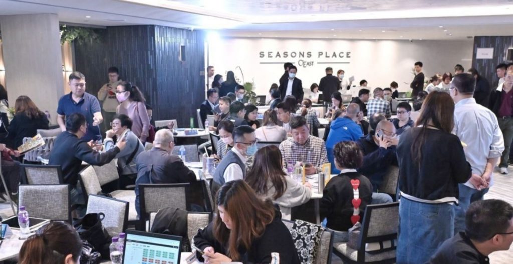 SEASONS PLACE开放售楼处后首日截至7时,已收到约2500张认购登记票 SEASONS PLACE开放售楼处后首日截至7时,已收到约2500张认购登记票
