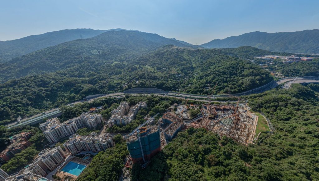 香港大埔新楼盘上然住受关注展示中心大量以家庭及年轻购房者的参观 第2张- 香港上然楼盘东面的景观