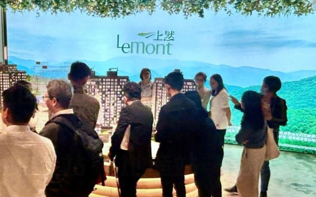 香港大埔新楼盘上然住受关注展示中心大量以家庭及年轻购房者的参观 第1张- Le Mont 上然”首轮抽签超额认购约31倍
